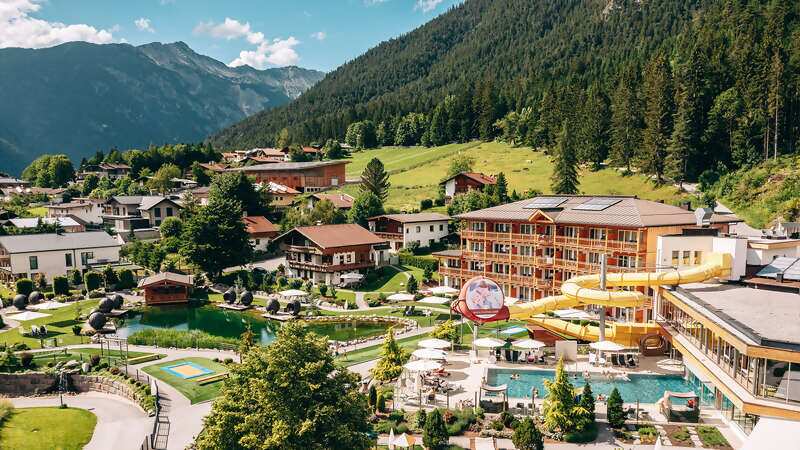 HALLO im Familienresort Buchau! Das 5 Smiley Kinderhotel direkt am kristallklaren Achensee in Tirol.