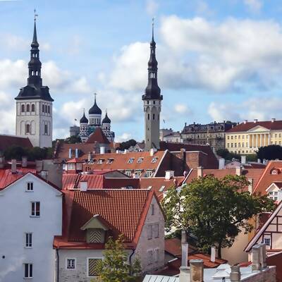 Mit der Tallinn Card, einer All-inclusive-Karte, kannst du die Stadt auf die bequemste Art und Weise erkunden, die Top-Sehenswürdigkeiten erkunden, die öffentlichen Verkehrsmittel kostenlos nutzen und von tollen Angeboten und Rabatten profitieren. - Trip Reisetipps