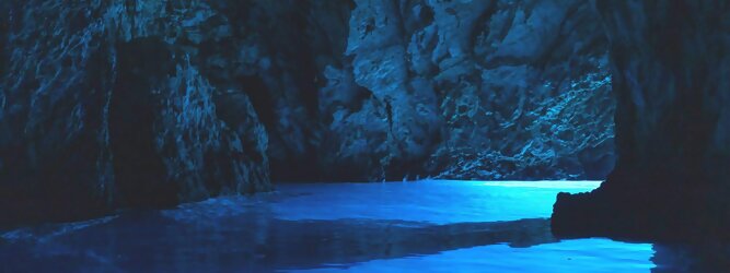 Trip Reisetipps Reisetipps - Die Blaue Grotte von Bisevo in Kroatien ist nur per Boot erreichbar. Atemberaubend schön fasziniert dieses Naturphänomen in leuchtenden intensiven Blautönen. Ein idyllisches Highlight der vorzüglich geführten Speedboot-Tour im Adria Inselparadies, mit fantastisch facettenreicher Unterwasserwelt. Die Blaue Grotte ist ein Naturwunder, das auf der kroatischen Insel Bisevo zu finden ist. Sie ist berühmt für ihr kristallklares Wasser und die einzigartige bläuliche Farbe, die durch das Sonnenlicht in der Höhle entsteht. Die Blaue Grotte kann nur durch eine Bootstour erreicht werden, die oft Teil einer Fünf-Insel-Tour ist.
