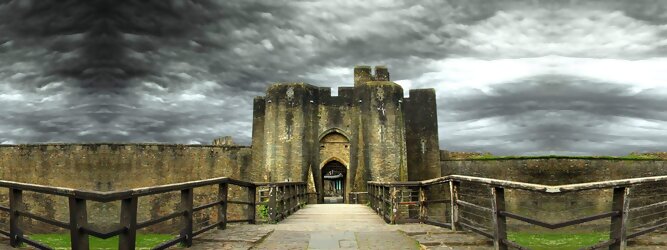 Trip Reisetipps Reisetipps - Caerphilly Castle - ein Bollwerk aus dem 13. Jahrhundert in Wales, Vereinigtes Königreich. Mit einem aufsehenerregenden Turm, der schiefer ist wie der Schiefe Turm zu Pisa. Wie jede Burg mit Prestige, hat sie auch einen Geist, „The Green Lady“ spukt in den Gemächern, wo ihr Geliebter den Tod fand. Wo man in Wales oft – und nicht ohne Grund – das Gefühl hat, dass ein Schloss ziemlich gleich ist, ist Caerphilly Castle bei Cardiff eine sehr willkommene Abwechslung. Die Burg ist nicht nur deutlich größer, sondern auch älter als die Burgen, die später von Edward I. als Ring um Snowdonia gebaut wurden.