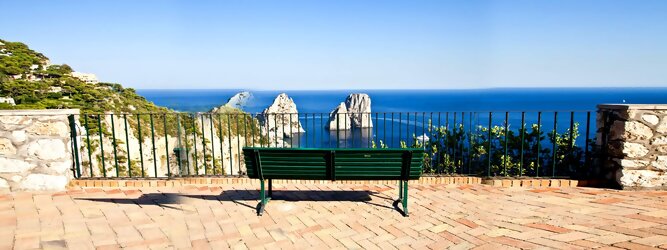 Trip Reisetipps Feriendestination - Capri ist eine blühende Insel mit weißen Gebäuden, die einen schönen Kontrast zum tiefen Blau des Meeres bilden. Die durchschnittlichen Frühlings- und Herbsttemperaturen liegen bei etwa 14°-16°C, die besten Reisemonate sind April, Mai, Juni, September und Oktober. Auch in den Wintermonaten sorgt das milde Klima für Wohlbefinden und eine üppige Vegetation. Die beliebtesten Orte für Capri Ferien, locken mit besten Angebote für Hotels und Ferienunterkünfte mit Werbeaktionen, Rabatten, Sonderangebote für Capri Urlaub buchen.