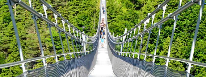 Trip Reisetipps Reisetipps - highline179 - Die Brücke BlickMitKick | einmalige Kulisse und spektakulärer Panoramablick | 20 Gehminuten und man findet | die längste Hängebrücke der Welt | Weltrekord Hängebrücke im Tibet Style - Die highline179 ist eine Fußgänger-Hängebrücke in Form einer Seilbrücke über die Fernpassstraße B 179 südlich von Reutte in Tirol (Österreich). Sie erstreckt sich in einer Höhe von 113 bis 114 m über die Burgenwelt Ehrenberg und verbindet die Ruine Ehrenberg mit dem Fort Claudia.