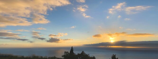Trip Reisetipps Insel Urlaub - La Palma macht ihrem Beinamen, die Schöne, alle Ehre. Das Kleinod im Atlantik erstrahlt in sattem Grün, verziert mit hübschen landestypischen Villen in den weit gestreuten Dörfern, eingerahmt von weichen Wellen des dunkelblauen atlantischen Ozeans, am Himmel ziehen malerische Formationen, bauschiger weißer Schäfchenwolken. Eine Bilderbuchidylle zum Verlieben. Die beliebtesten Orte für La Palma Ferien, locken mit besten Angebote für Hotels und Ferienunterkünfte mit Werbeaktionen, Rabatten, Sonderangebote für La Palma Urlaub buchen. Reisedaten eingeben und Hotel Flug Mietwagen Attraktionen Taxis für eine La Palma Reise flexibel buchen. Sollten sich die Pläne ändern, sind viele der Unterkünfte und Zimmer auf La Palma kostenfrei stornierbar.