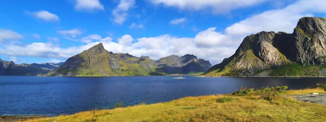 Trip Reisetipps Reisetipps - Die Lofoten Inseln Norwegen – Skandinaviens eiskalte Schönheit fasziniert mit atemberaubenden Nordlichtern und geradezu außerirdisch imposanten Gebirgskulissen. Land der Mitternachtssonne am Polarkreis, ein Paradies für Wanderer, Naturfreunde, Hobbyfotografen und Instagram er/innen. Die Lofoten gehören zu Norwegen und liegen nördlich des Polarkreises. Erfahren Sie hier, was für eine einzigartige Landschaft die Lofoten zu bieten haben und was Sie dort erwartet. Vorsicht akutes Fernweh! Die meisten von Ihnen kennen wahrscheinlich die Lofoten. Man stellt sich malerische Fischerdörfer vor, umgeben von hohen Bergen und tiefblauen Fjorden.