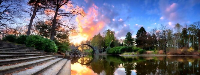 Trip Reisetipps Reisetipps - Teufelsbrücke wird die Rakotzbrücke in Kromlau, Deutschland, genannt. Ein mystischer, idyllischer wunderschöner Ort; eine wahre Augenweide, wenn sich der Brücken Rundbogen im See spiegelt und zum Kreis vervollständigt. Ein märchenhafter Besuch, im blühenden Azaleen & Rhododendron Park. Der Azaleen- und Rhododendronpark Kromlau ist ein ca. 200 ha großer Landschaftspark im Ortsteil Kromlau der Gemeinde Gablenz im Landkreis Görlitz. Er gilt als die größte Rhododendren-Freilandanlage als Landschaftspark in Deutschland und ist bei freiem Eintritt immer geöffnet. Im Jahr 1842 erwarb der Großgrundbesitzer Friedrich Hermann Rötschke, ein Zeitgenosse des Landschaftsgestalters Hermann Ludwig Heinrich Fürst von Pückler-Muskau, das Gut Kromlau.