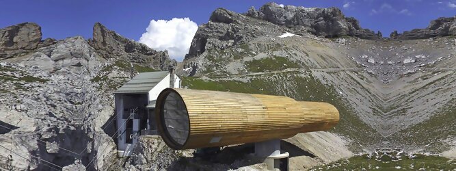 Trip Reisetipps Reisetipps - Das Riesenfernrohr im Karwendel – wie ein gigantischer Feldstecher wurde das Informationszentrum auf die Felskante neben der Bergstation platziert. Hoch über Mittenwald, Bayern erlebt man sensationell faszinierende Ein- und Ausblicke in die alpine Natur und die sensible geschützte Bergwelt Karwendel. Auf 2044m Seehöhe, 1.321m über Mittenwald und oft über dem Wolkenmeer, könnte das Informationszentrum Bergwelt Karwendel nicht eindrucksvoller sein! Und mit der Bergbahn ist es von Mittenwald aus in kurzer Zeit bequem erreichbar.Durch das große Panoramafenster blicken Sie auf Mittenwald und scheinen über der Stadt zu schweben.