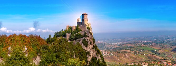 Trip Reisetipps Reiseideen Pauschalreise - San Marino – Hol ihn dir – den heißbegehrten Einreise-Stempel von San Marino. Nimm deinen Reisepass, besuche die örtliche Tourismusbehörde, hier wird die kleine Trophäe in dein Reisedokument gestempelt, es sieht gut aus und ist eine supertolle Urlaubserinnerung. Dieses neue Trendy-Reiselust-Souvenir passt ausgezeichnet zu den anderen außergewöhnlichen Stempeln deiner vergangenen Reisen. San Marino ist ein sehr interessanter Zwergstaat, eine Enklave, vollständig von Italien umgeben, eine der ältesten bestehenden Republiken und eines der reichsten Länder der Welt. Die beliebtesten Orte für Ferien in San Marino, locken mit besten Angebote für Hotels und Ferienunterkünfte mit Werbeaktionen, Rabatten, Sonderangebote für San Marino Urlaub buchen.