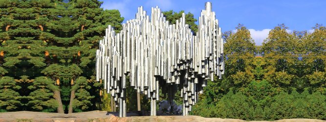 Trip Reisetipps Reisetipps - Sibelius Monument in Helsinki, Finnland. Wie stilisierte Orgelpfeifen, verblüfft die abstrakt kühne Optik dieser Skulptur und symbolisiert das kreative künstlerische Musikschaffen des weltberühmten finnischen Komponisten Jean Sibelius. Das imposante Denkmal liegt in einem wunderschönen Park. Der als „Johann Julius Christian Sibelius“ geborene Jean Sibelius ist für die Finnen eine äußerst wichtige Person und gilt als Ikone der finnischen Musik. Die bekanntesten Werke des freischaffenden Komponisten sind Symphonie 1-7, Kullervo und Violinkonzert. Unzählige Besucher aus nah und fern kommen in den Park, um eines der meistfotografierten Denkmäler Finnlands zu sehen.