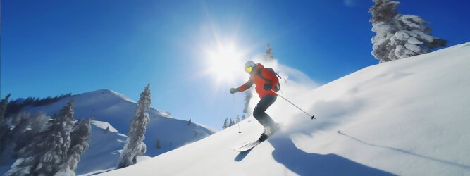Trip Reisetipps Reiseideen Skiurlaub - Die Berge der Alpen, tiefverschneite Landschaftsidylle, überwältigende Naturschönheiten, begeistern Skifahrer, Snowboarder und Wintersportler aller Couleur gleichermaßen wie Schneeschuhwanderer, Genießer und Ruhesuchende. Es ist still geworden, die Natur ruht sich aus, der Winter ist ins Land gezogen. Leise rieseln die Schneeflocken auf Wiesen und Wälder, die Natur sammelt Kräfte für das nächste Jahr. Eine Pferdeschlittenfahrt durch den Winterwald und über glitzernd kristallweiße Sonnen-Plateaus lädt ein, zu romantischen Träumereien, und ist Erholung für Körper & Geist & Seele. Verweilen in einer urigen Almhütte bei Glühwein & Jagertee & deftigen kulinarischen Köstlichkeiten. Die Freude auf den nächsten Winterurlaub ist groß.