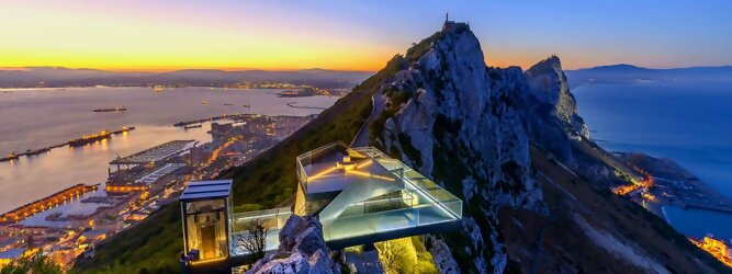 Trip Reisetipps Reisetipps - Ein ehemaliger militärischer Aussichtspunkt, der in eine hochmoderne Glasplattform und einen Gehweg umgewandelt wurde, der einen unvergleichlichen Blick über das Mittelmeer bietet. Ein ununterbrochener 360º-Panorama-Aussichtspunkt, der so spektakulär ist wie nirgendwo sonst auf der Welt. Betreten Sie die 360-Grad-Umgebung und bekommen Sie ein Gefühl für die Freiheit und die Heiterkeit, die Sie beim Skywalk erleben werden. Die Militärgeschichte Gibraltars während des Zweiten Weltkriegs veranschaulicht Gibraltars Position als britische Festung seit dem frühen 18. Während des Zweiten Weltkriegs spielte Gibraltar eine wichtige Rolle sowohl im Atlantic Theatre als auch im Mediterranean Theatre und kontrollierte praktisch den gesamten Seeverkehr in und aus dem Mittelmeer vom Atlantischen Ozean.