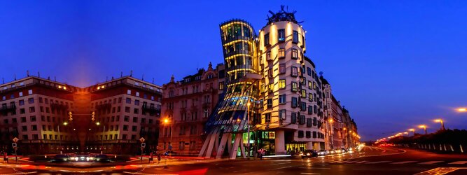 Trip Reisetipps Reisetipps - Das tanzende Haus ist ein Bürogebäudes in der tschechischen Hauptstadt Prag. Beliebte Aussichtsplattform mit schöner Architektur in Prag. Das „Tanzende Haus“ in Prag, das charismatische Bürogebäude mit dem Namen Ginger & Fred in Tschechien bezaubert mit mutiger Architektur. Geschwungen, dynamisch, strahlt es eine charmante Ungezwungenheit und Fröhlichkeit aus. Oben in der Glas-Bar genießt man den herrlichen Rundblick. Wie eine Tänzerin im Kleid, die sich an einen Herrn mit Hut schmiegt: Und doch ist es ein Haus. Das Tanzhaus ist eines der neuen Denkmäler der Stadt.